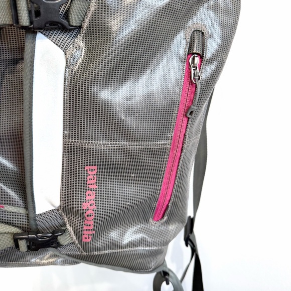Patagonia Black Hole Mini Messenger 12L travel outdoors grey pink buckle closure - Picture 16 of 16